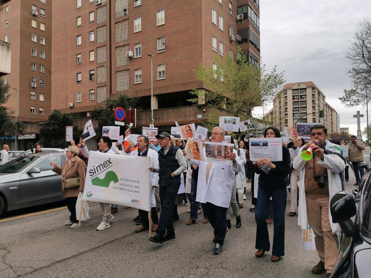 Manifestación de los médicos, esta mañana en el centro de Cáceres.