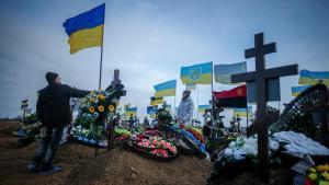 Tumbas de soldados ucranianos fallecidos en la guerra con Rusia.