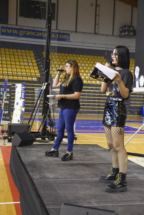 La diputada Carla Antonelli, con estudiantes de Secundaria en el Centro Insular de Deportes