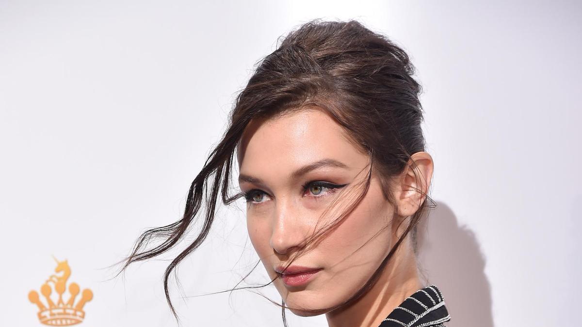 Bella Hadid se tatua dos alas para superar su ruptura