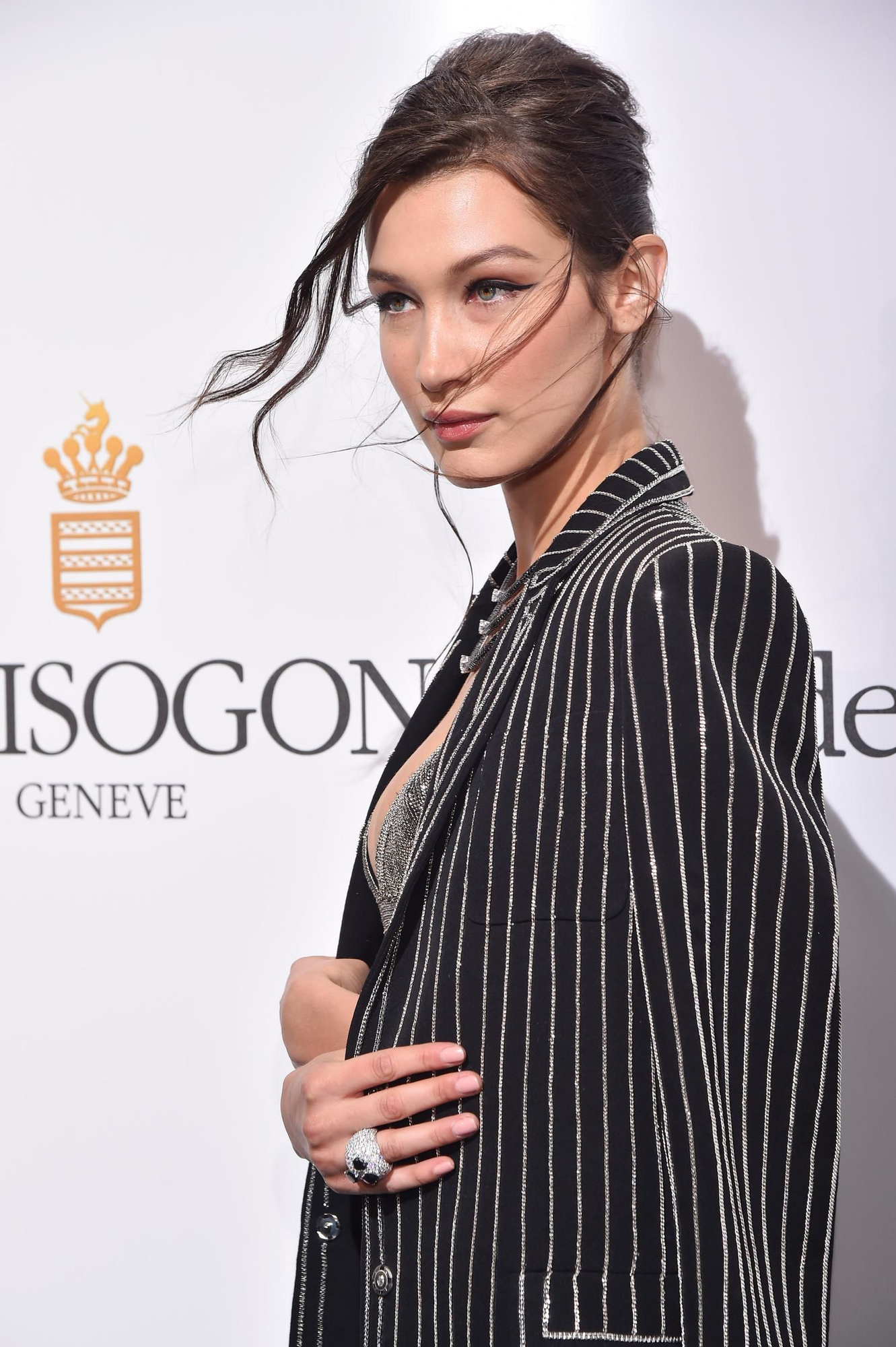 Bella Hadid se tatua dos alas para superar su ruptura