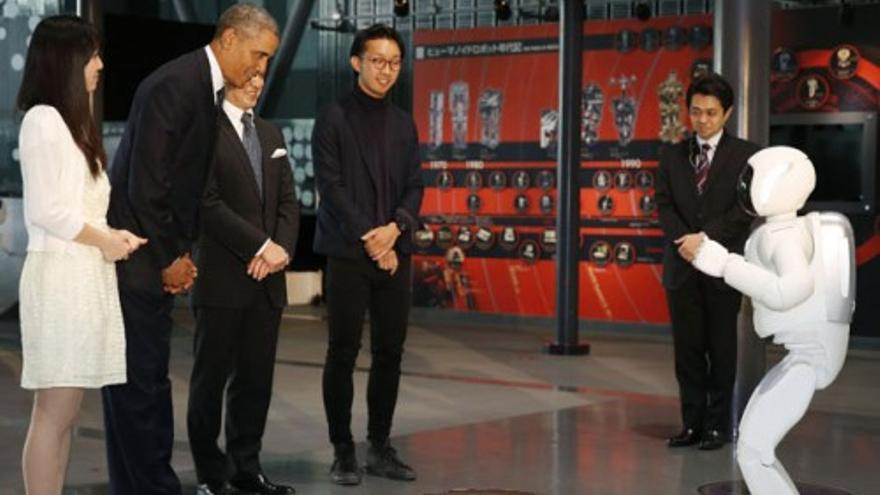 Obama juega al fútbol con un robot en Japón