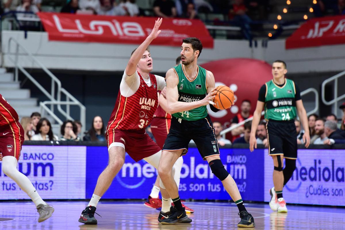 Simon Birgander defiende a Ante Tomic en el partido UCAM Murcia-Joventut