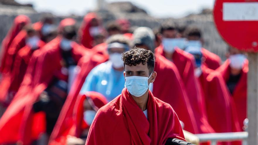 Rescatan una neumática con 51 migrantes en aguas próximas a la isla de Lanzarote