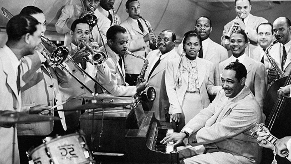 Duke Ellington, al piano, con su orquesta y la cantante Betty Roche en la película «La canción del amanecer», de 1943.