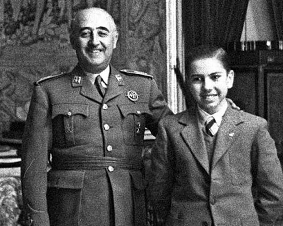 Arturito posa junto a Francisco Franco.  