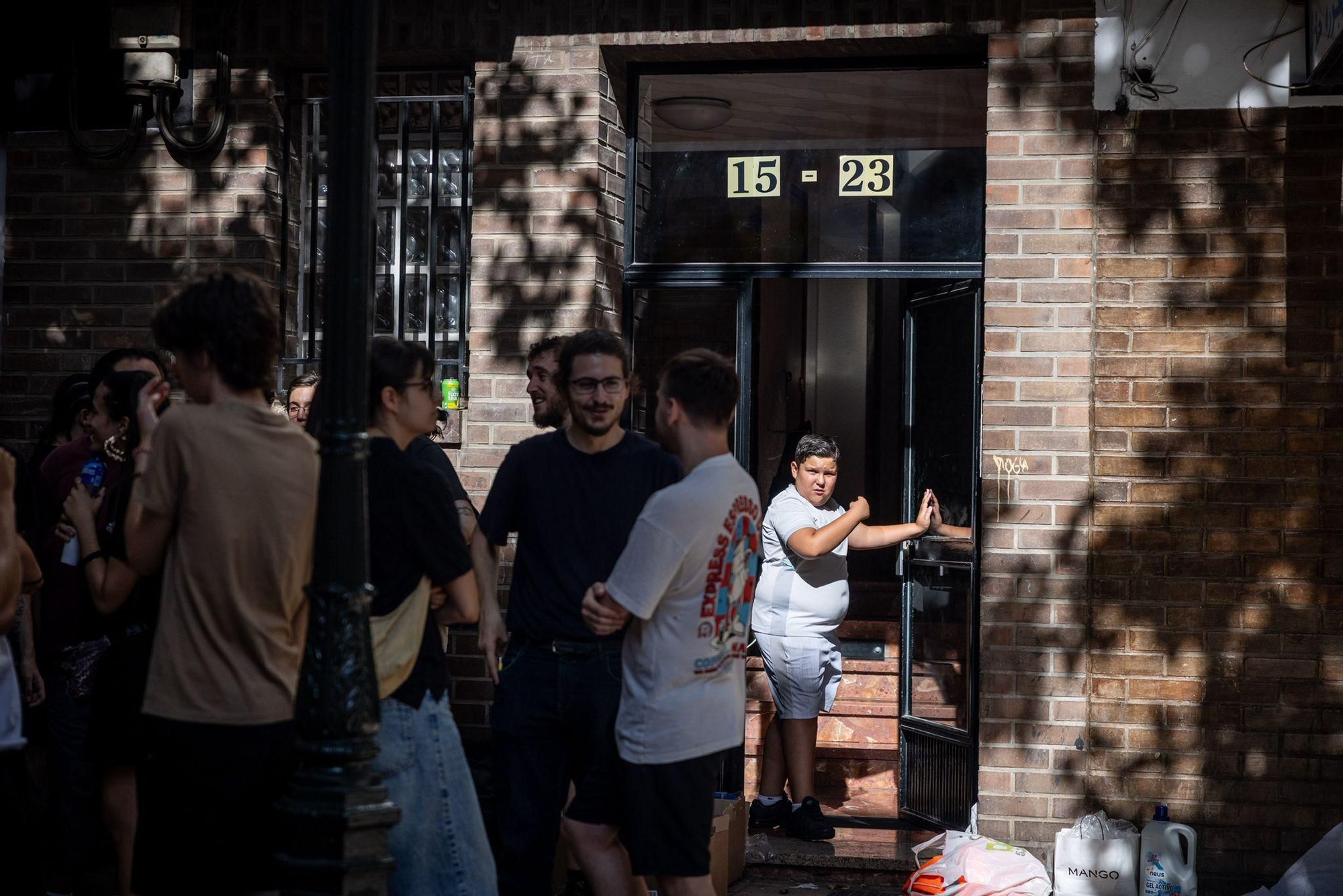 En imágenes |  Zaragoza se moviliza contra el desahucio de Samanta: "Es injusto lo que está pasando"