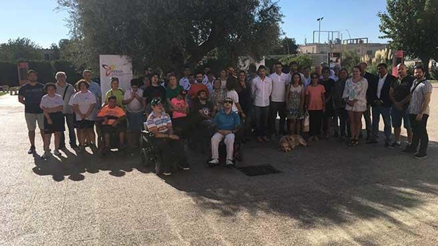 Foto de familia de los asistentes al acto de ayer en el polideportivo Príncipes de España.