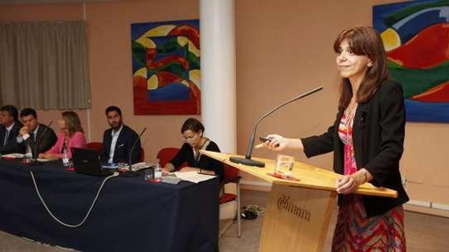 Clara González-Pedraz, durante su intervención. Al fondo, los gerentes de empresas municipales Vidal Gago (EMA), Ignacio Martín-Angulo (Emtusa), Pilar Vázquez (Emulsa) y Rubén González (Centro de Empresas) y la alcaldesa, Carmen Moriyón.