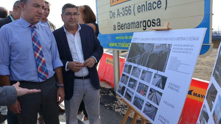 Bendodo y Moreno Ferrer observan el panel informativo sobre la mejora de los accesos al parque.