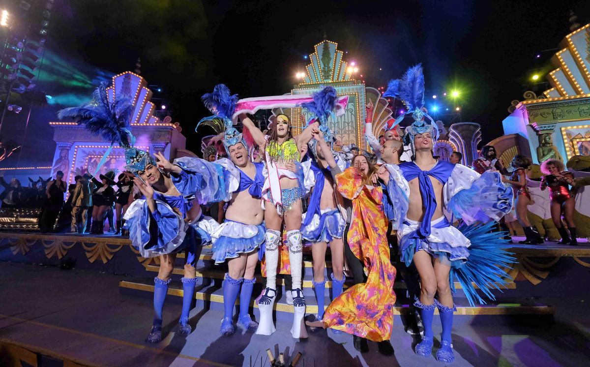 GRA641. LAS PALMAS DE GRAN CANARIA, 21/02/2016.- El Drag Grimassira Maeva, durante su actuación tras proclamarse Drag Queen del carnaval de Las Palmas de Gran Canaria 2016, dedicada en esta ocasión a Los locos años 20, que se celebra esta noche en el Parque de Santa Catalina. EFE/Angel Medina G. GRA641. LAS PALMAS DE GRAN CANARIA, 21/02/2016.- El Drag Grimassira Maeva, durante su actuación tras proclamarse Drag Queen del carnaval de Las Palmas de Gran Canaria 2016, dedicada en esta ocasión a Los locos años 20, que se celebra esta noche en el Parque de Santa Catalina. EFE/Angel Medina G.