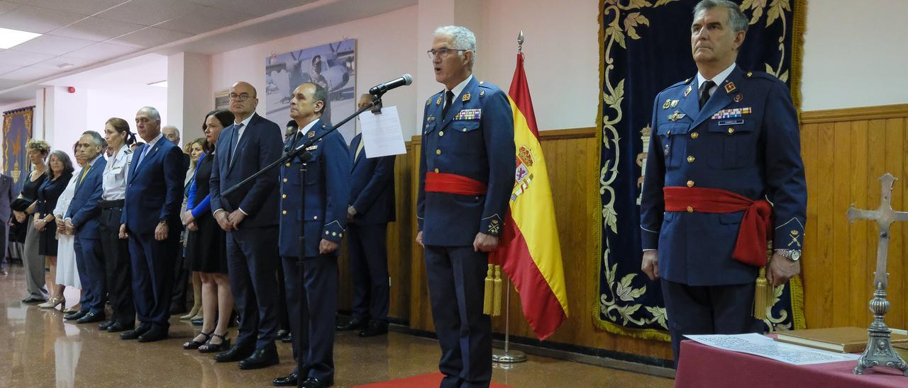 En el centro el teniente general, jefe del Mando Aéreo de Canarias, Juan Pablo Sánchez de Lara da paso al nuevo general segundo jefe del Mando Aéreo de Canarias, Fernando Carrillo, a la derecha.