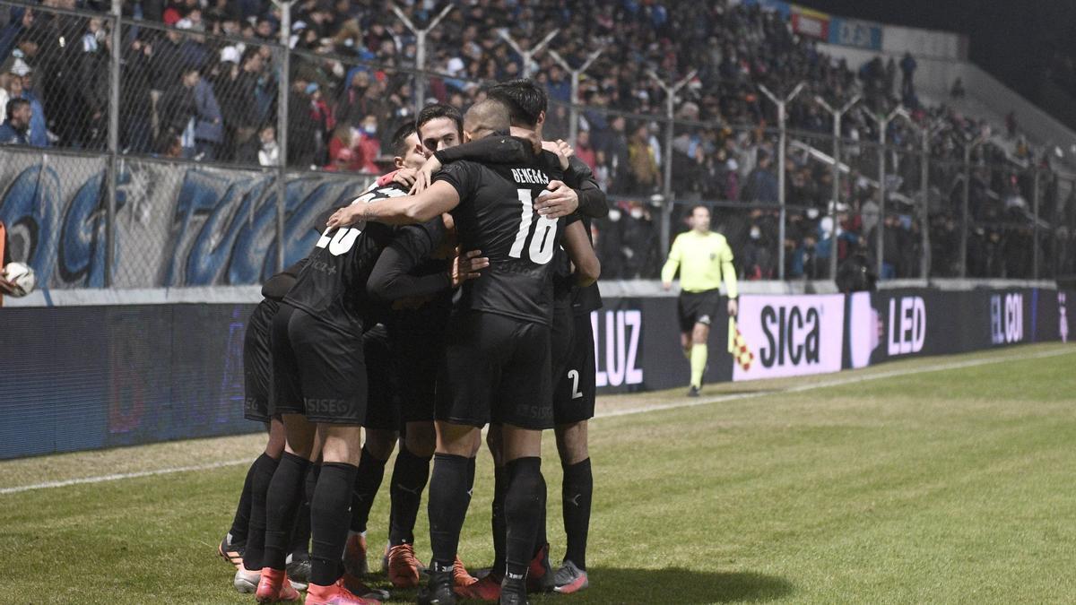 Los jugadores de Independiente celebran un gol.