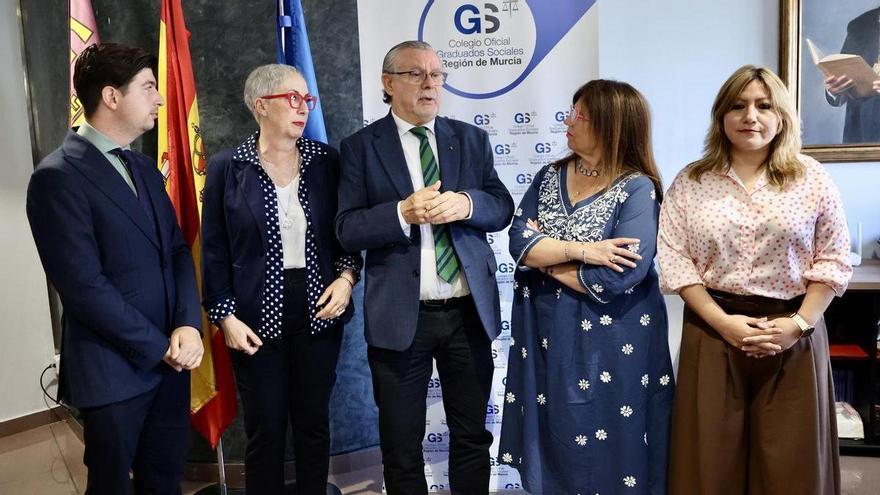 Los graduados sociales alertan de que el certificado de penales es el "verdadero escollo" para la regularización de migrantes