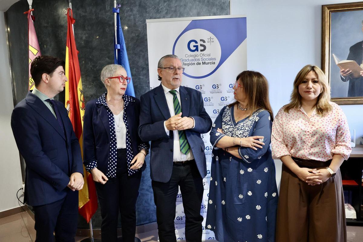 El decano Alfonso Hernández Quereda, junto a miembros de la Comisión de Extranjería del Colegio de Graduados Sociales, este miércoles en Murcia.