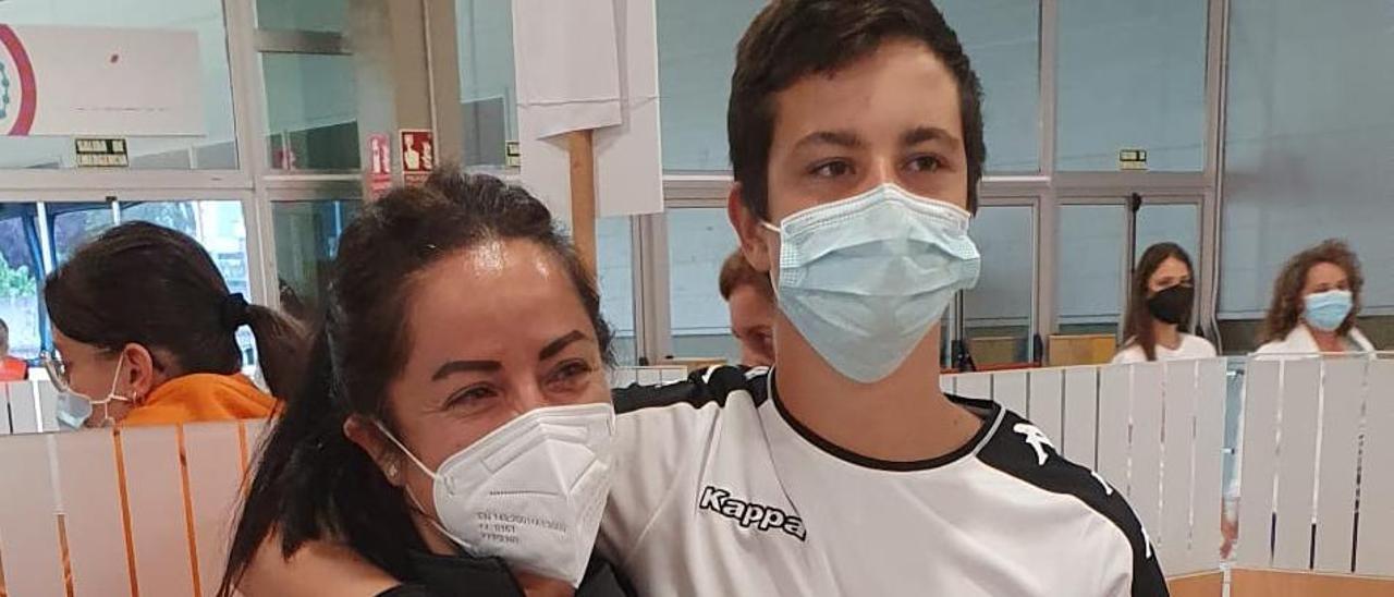 La enfermera Zoila Díaz, tras vacunar a su hijo Martín, de 14 años, ayer en Fexdega.