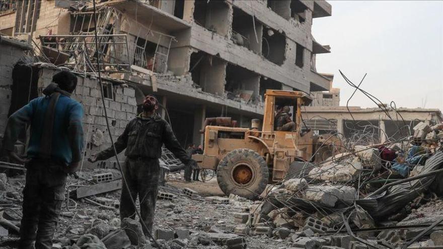 13 heridos al bombardear el régimen sirio un bastión rebelde con gas cloro