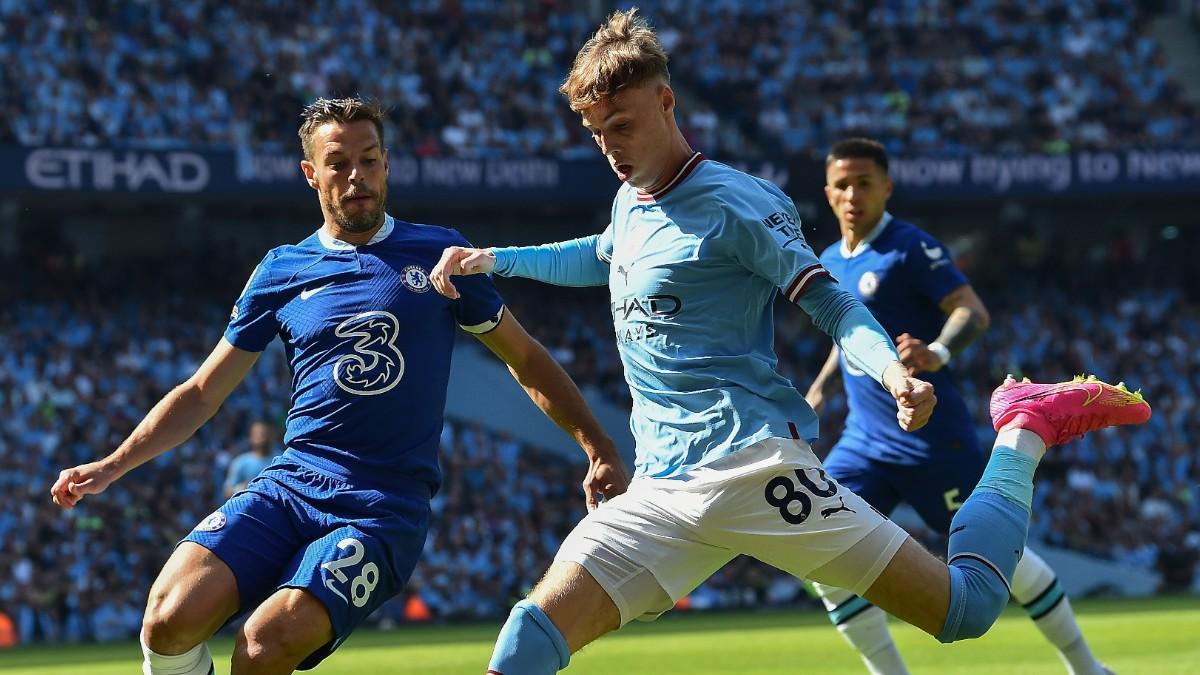 Cole Palmer midiéndose a Azpilicueta en el duelo frente al Chelsea