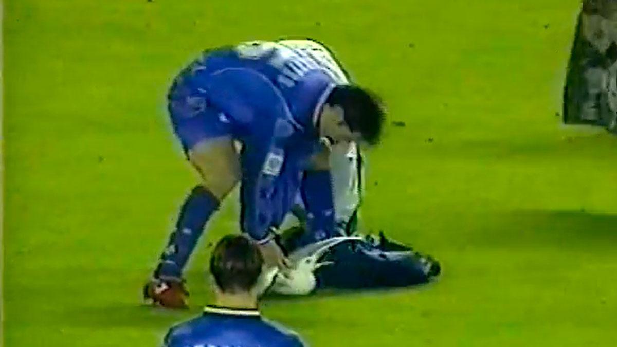 Fernando Morientes le echa las manos a la gaviota instantes antes de recibir un picotazo.