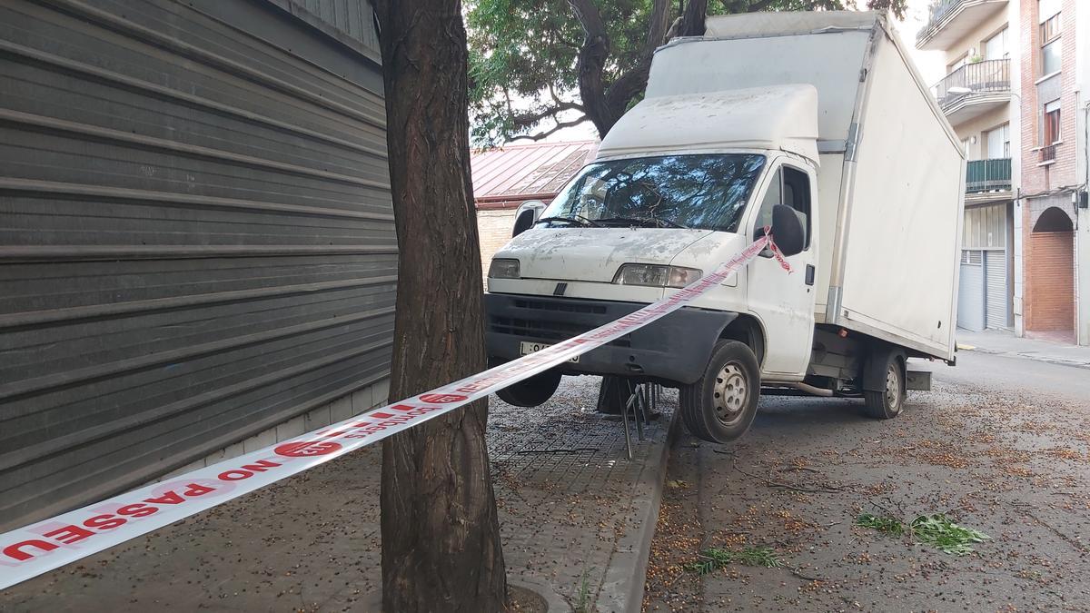 Un camió s'encasta en un arbre a Manresa