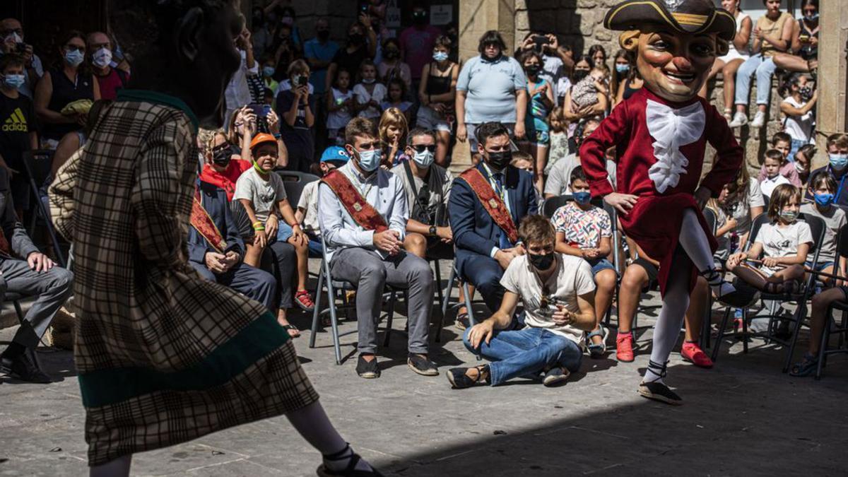 Els nans ballant davant d’un nombrós públic | ARXIU/OSCAR BAYONA