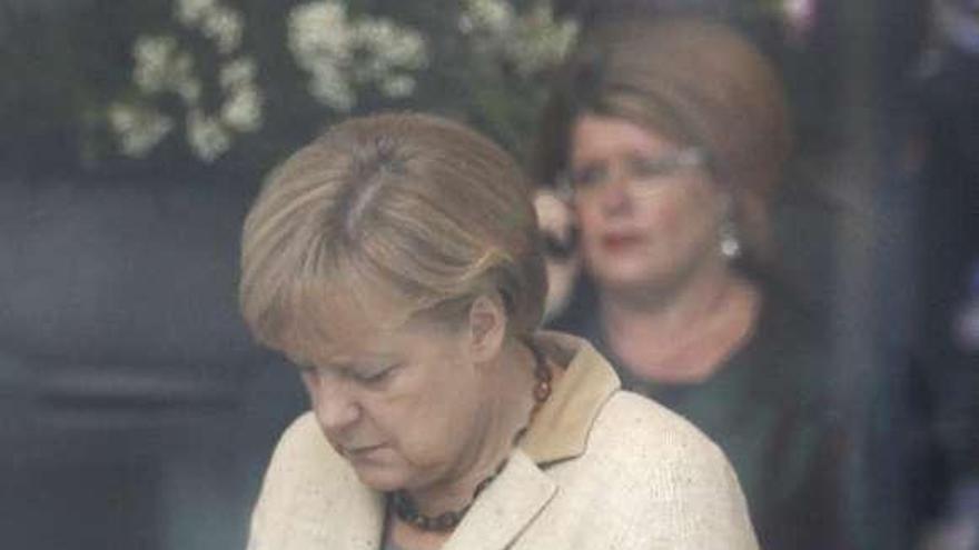 Merkel usa su teléfono móvil, ayer en Berlín. / reuters