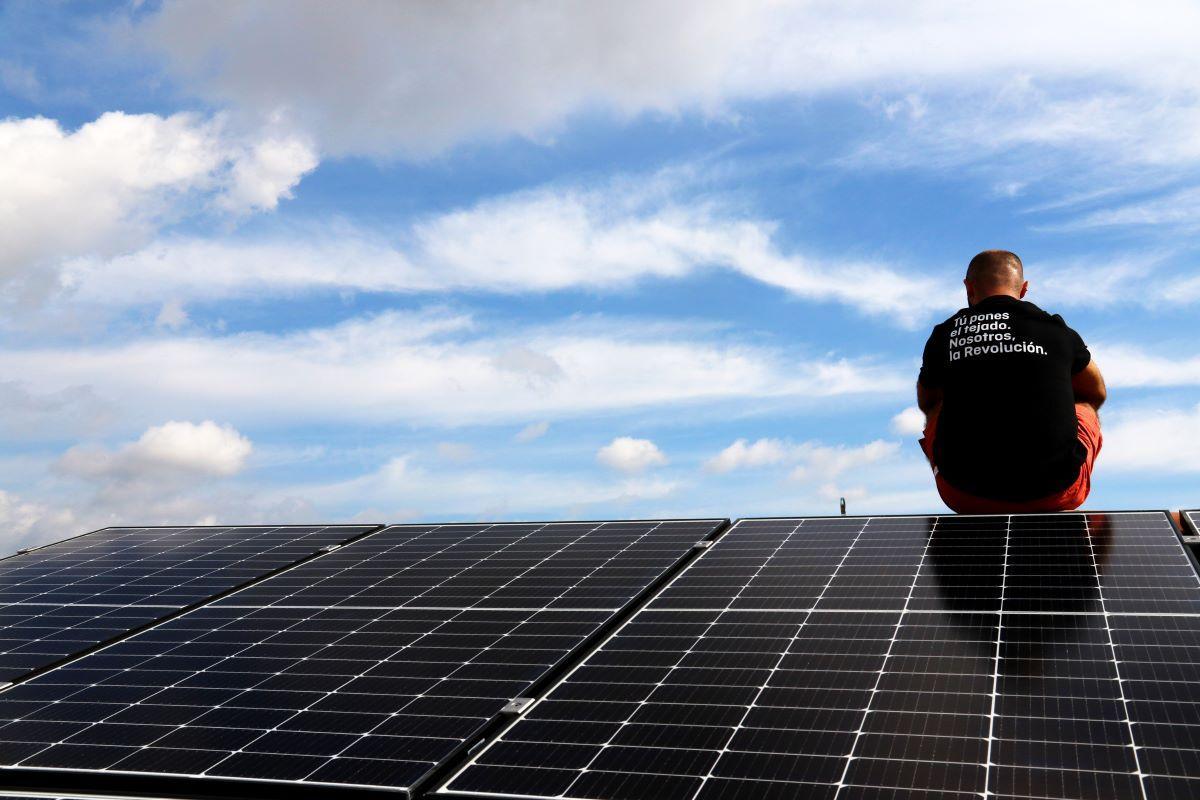 &quot;La revolución de los tejados&quot; para ahorrar en la factura de la luz con tus paneles solares.