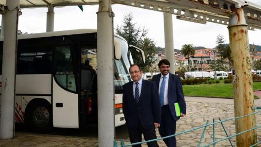 José Enrique Sotelo y Bugarín inspeccionan la marquesina que obligan a reparar a Monbus. // Gonzalo Núñez