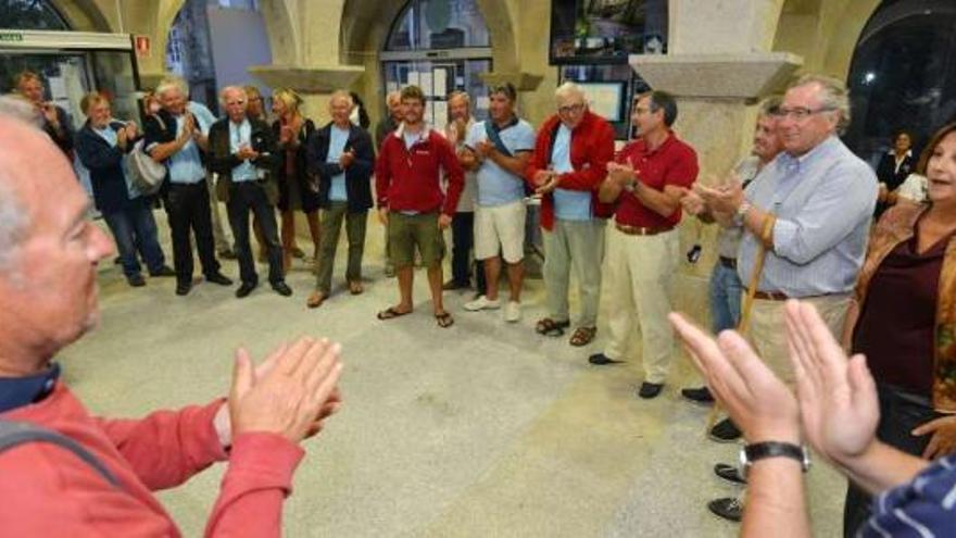 Los tripulantes de yates fueron recibidos ayer por la edil de Turismo en la Casa da Luz.  // G. Santos