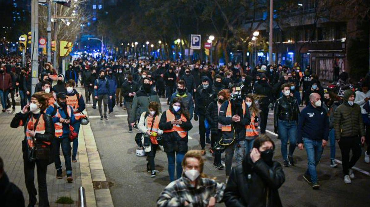 Sexta noche de protestas en Barcelona, los manifestantes dirección la Plaça Espanya