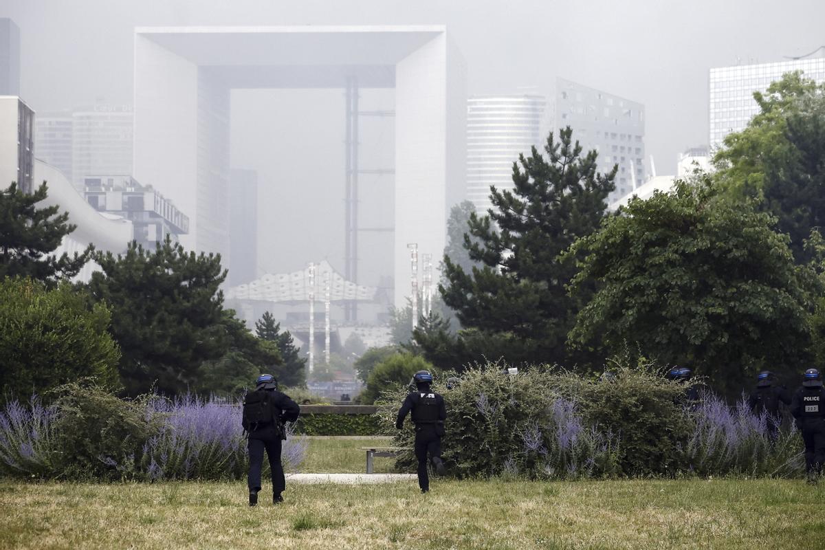 Mounia, la madre de Nahel encabeza una marcha blanca en Nanterre. La familia del joven fallecido ha convocado una marcha blanca en su memoria.