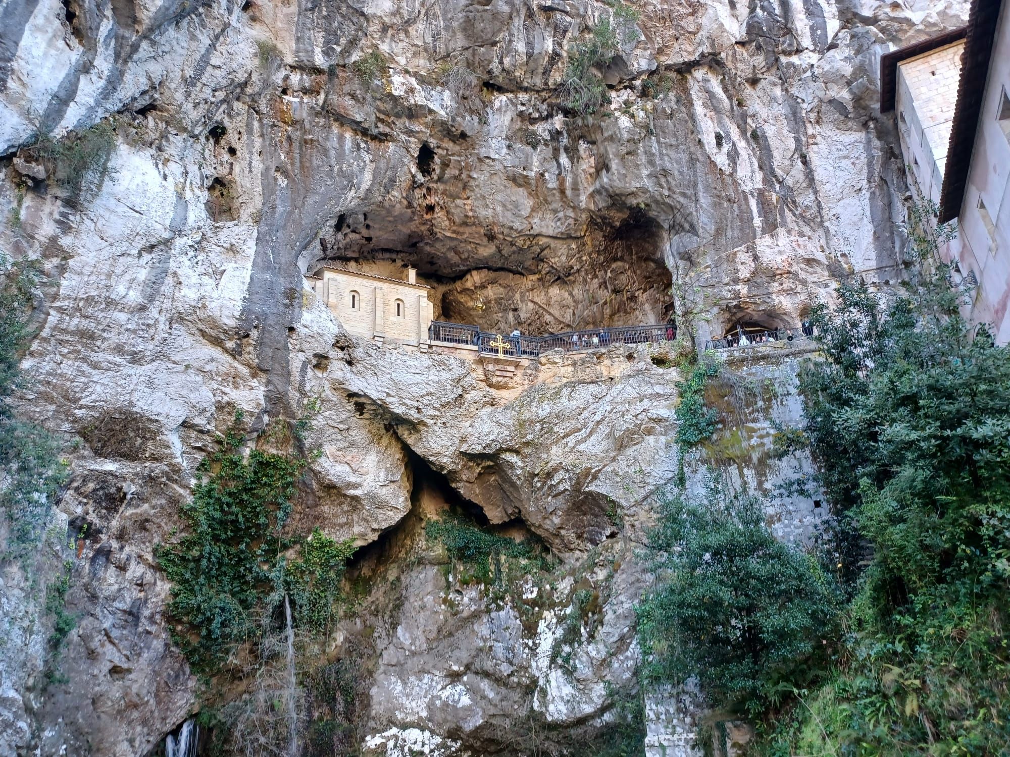 Leones de Papa, jardines de Príncipe y camposanto secreto, las mil y una curiosidades de Covadonga