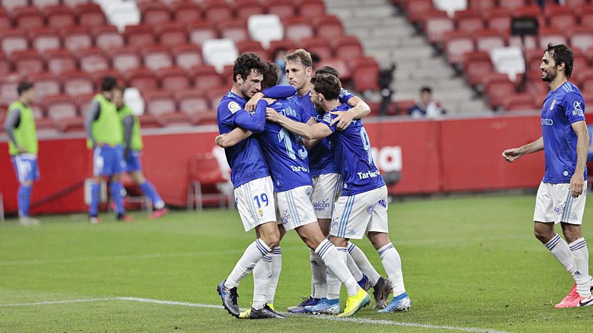 Los jugadores azules celebran el tanto en el Sporting-Oviedo de la temporada pasada. | Miki López