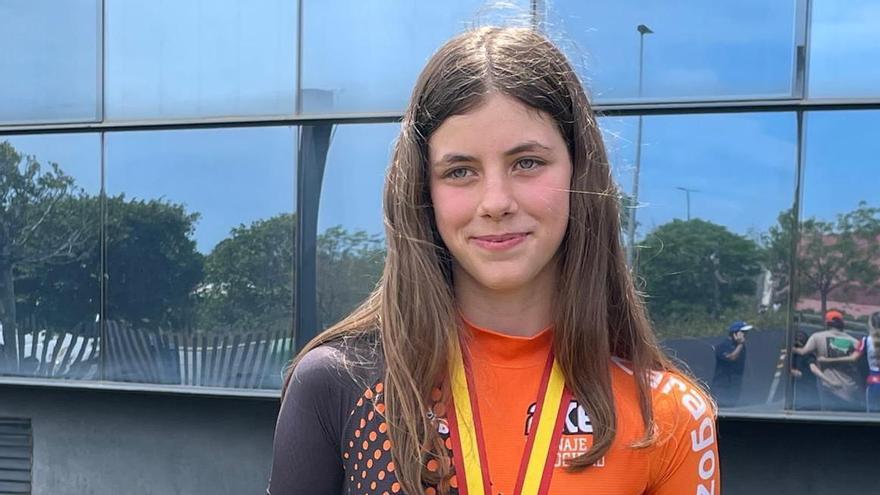 Irene Cabrero posa tras obtener una medalla en una competición
