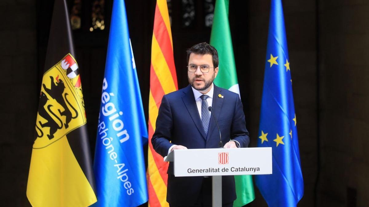 El president de la Generalitat, Pere Aragonès, pronunciant un discurs davant dels Quatre Motors per a Europa en un acte al Palau de la Generalitat