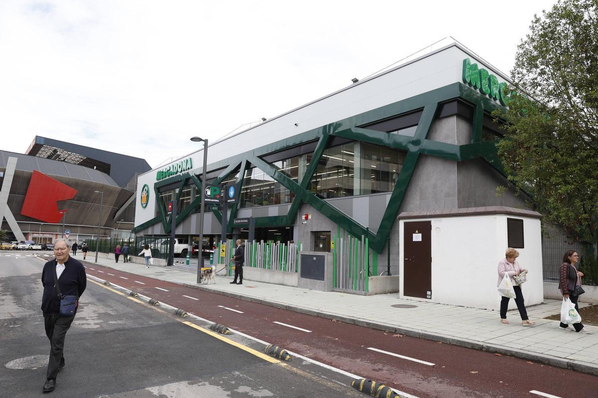 Supermercado de Mercadona junto al estadio del Molinón, en Gijón.