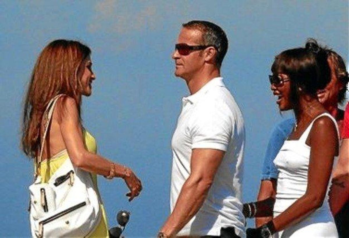 Rània va parlar amb Naomi Campbell a la costa francesa. Rània va parlar amb Naomi Campbell a la costa francesa.