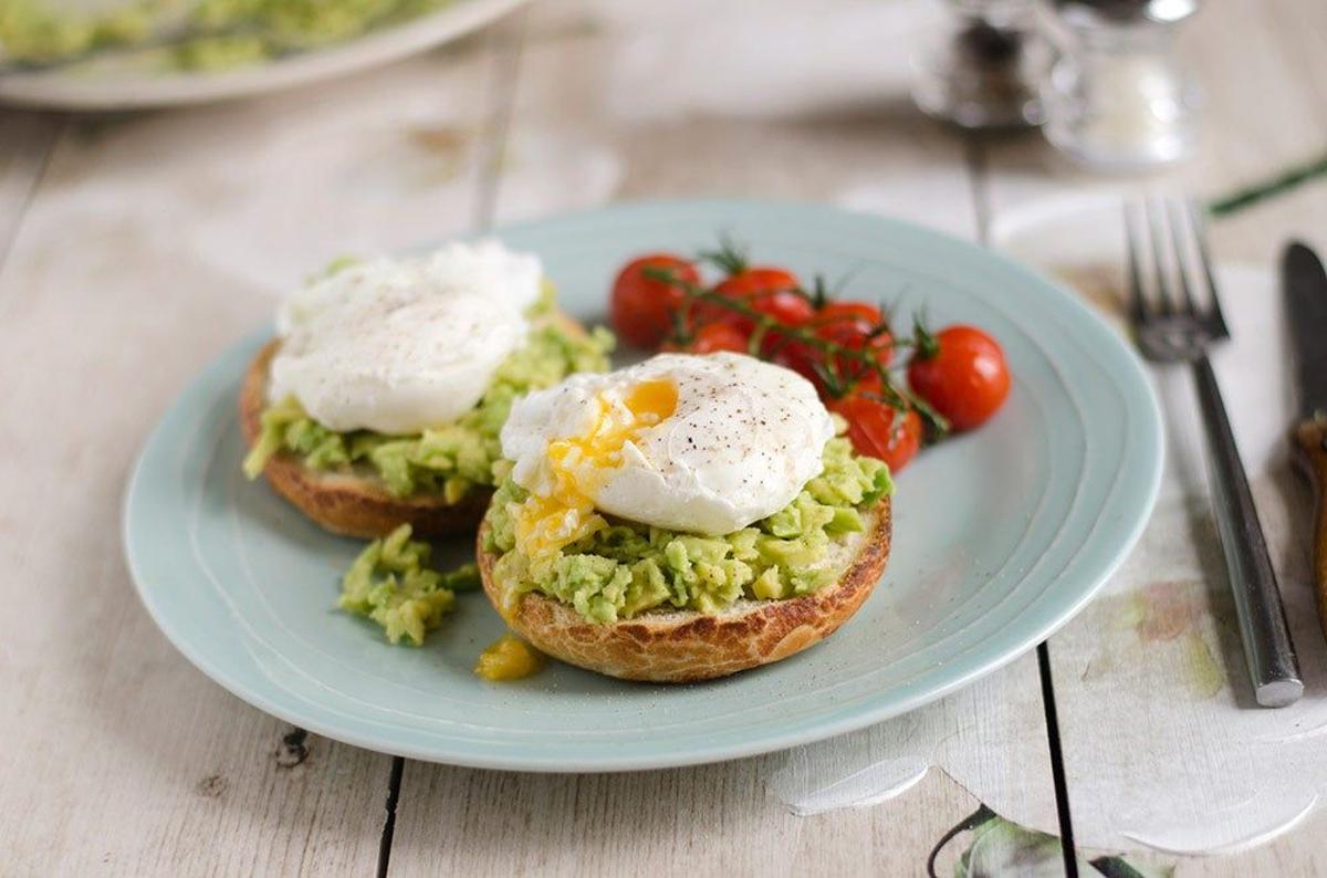 Tostadas de aguacate con huevo al gusto