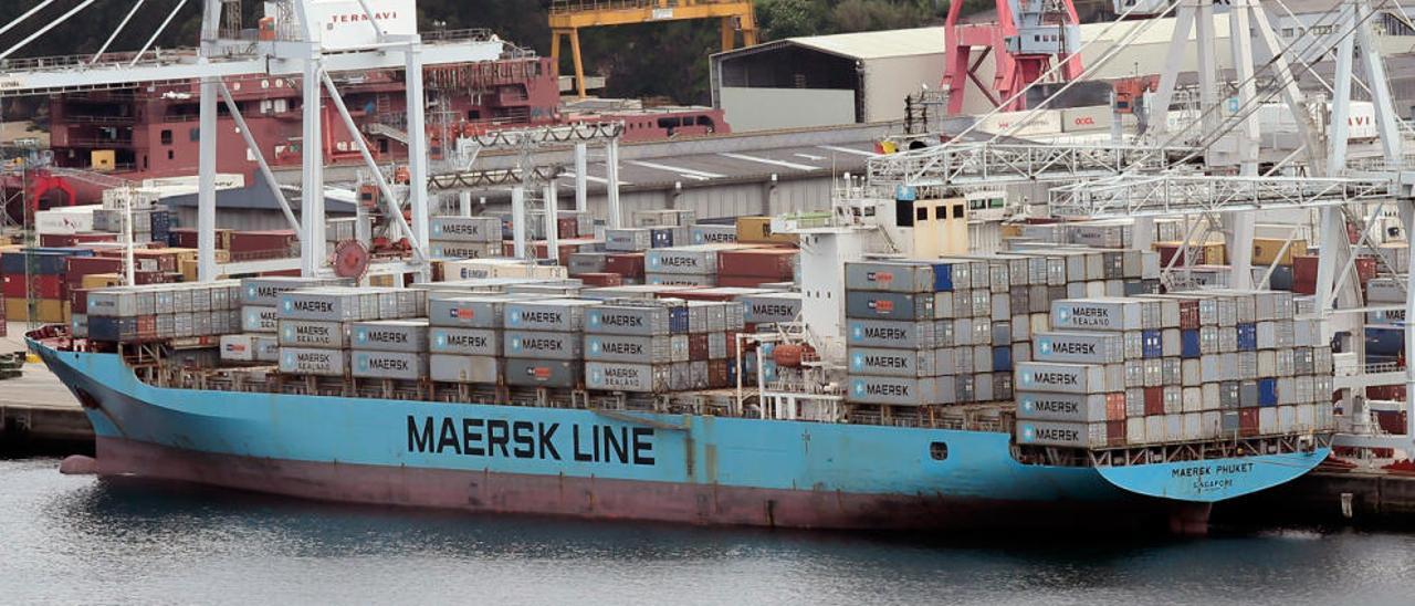 Un buque de Maersk  en el Puerto de Vigo. // R. Grobas