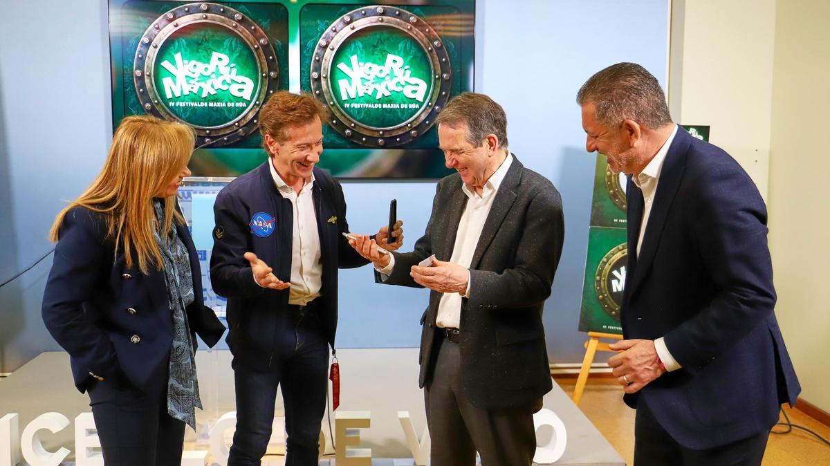 Caballero, Rivas y Rodríguez con el mago Pedro Volta.