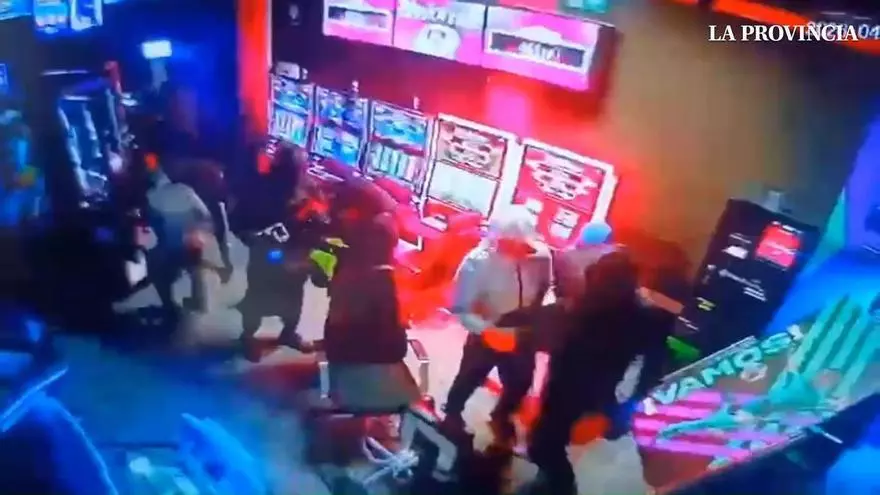 Doce encapuchados atracan una casa de apuestas el Telde