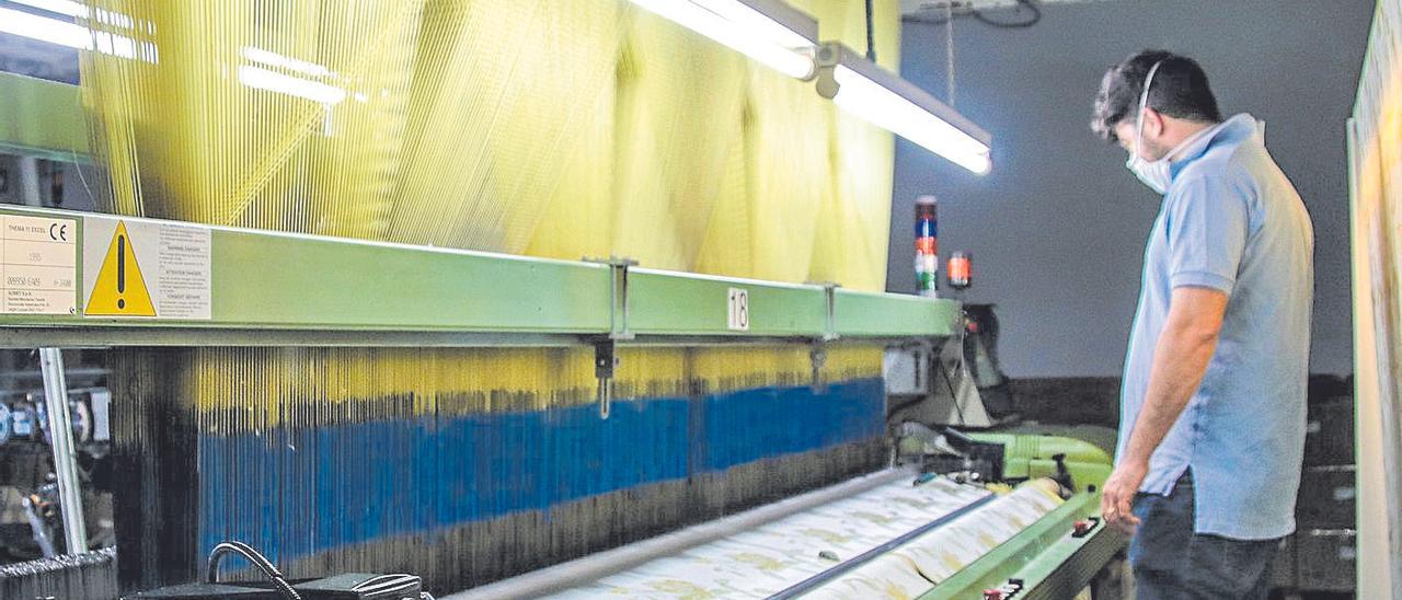 Un operario en una fábrica textil de Cocentaina