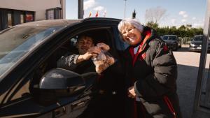 El centrocampista Pedro Díaz recoge las magdalenas de Lola a la salida de un entrenamiento con el Rayo Vallecano.