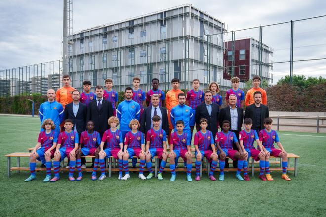 Fotografia oficial del Infantil B del Barça 2021/2022 junto con el presidente Joan Laporta