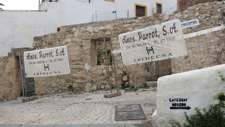 Obras de la calle Santa Faç, 3, paradas desde hace varios meses.