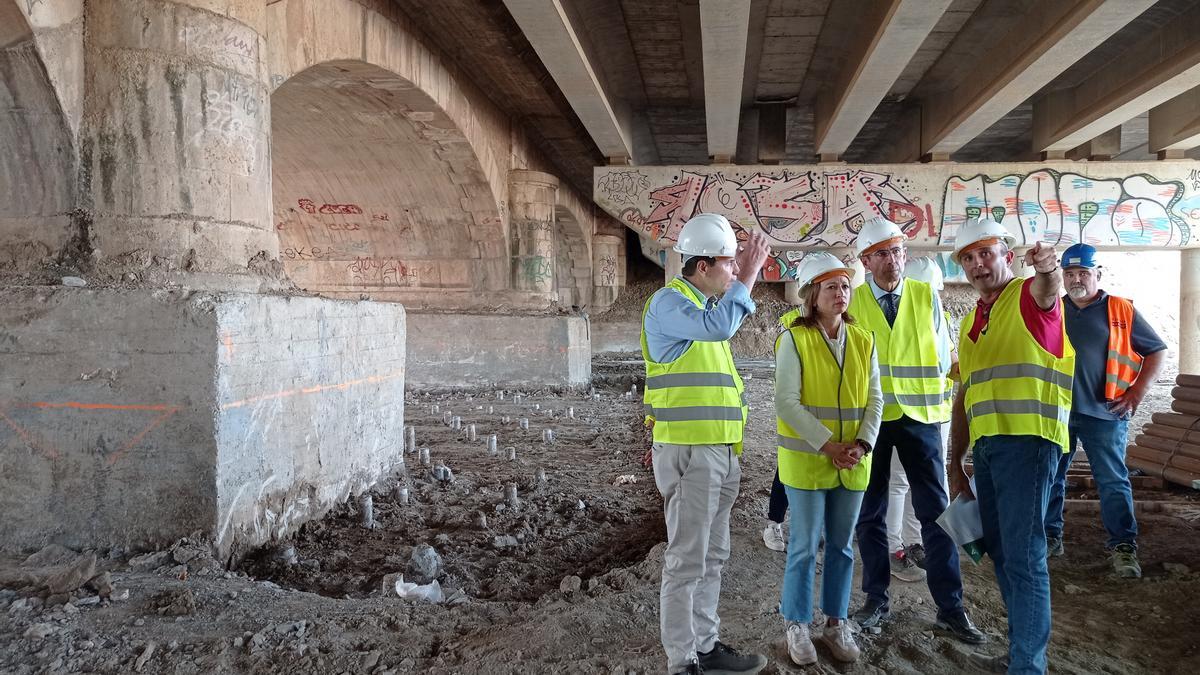 Visita institucional a las obras que se realizan en la desembocadura del Guadalhorce.