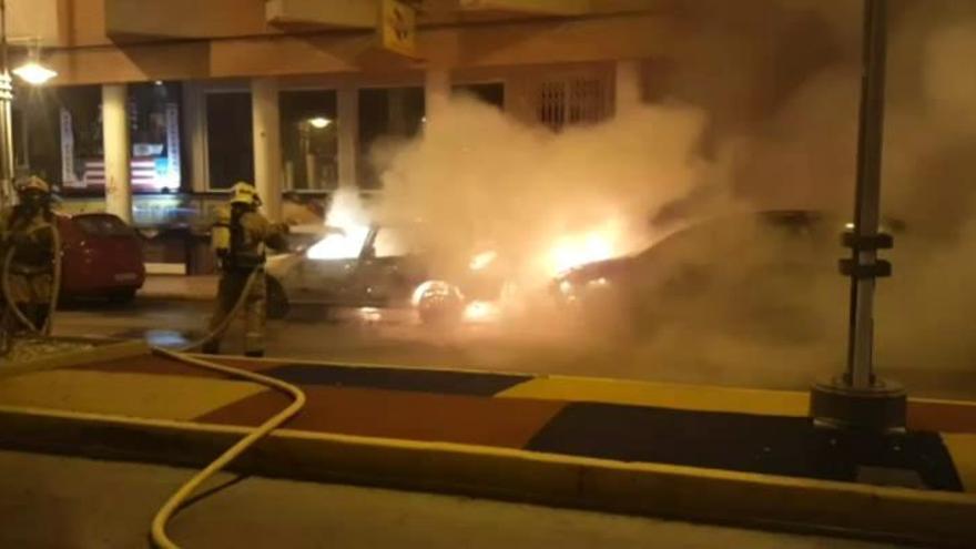 Arden dos coches en el centro en un fuego intencionado