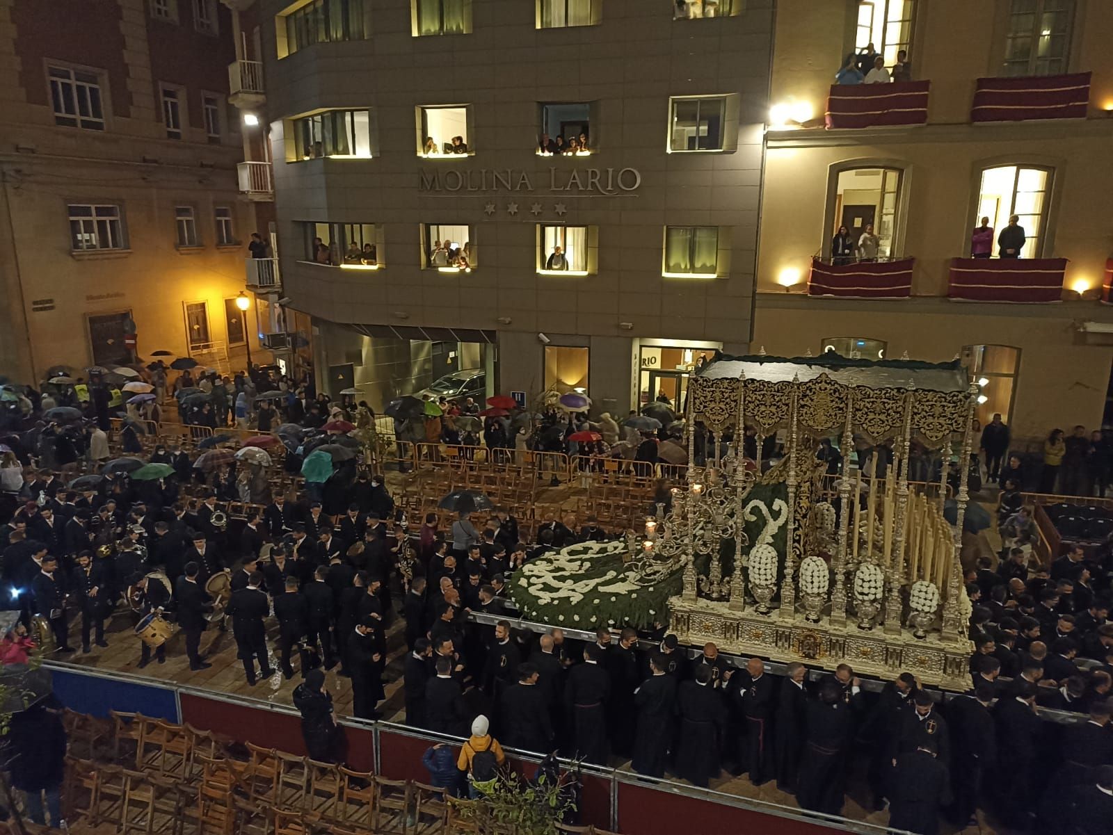 La Virgen de las Penas, sorprendida por la lluvia en pleno recorrido oficial.