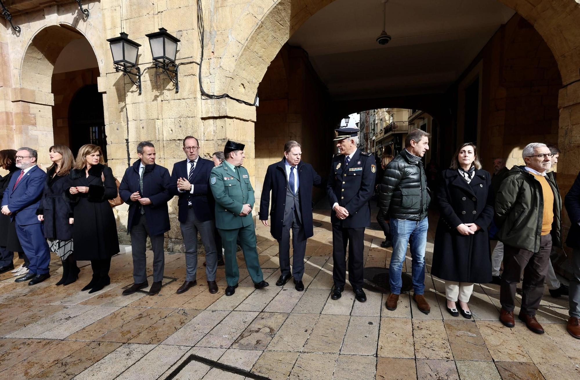 EN IMÁGENES: Así fue minuto de silencio en Oviedo por los guardias civiles asesinados en Barbate