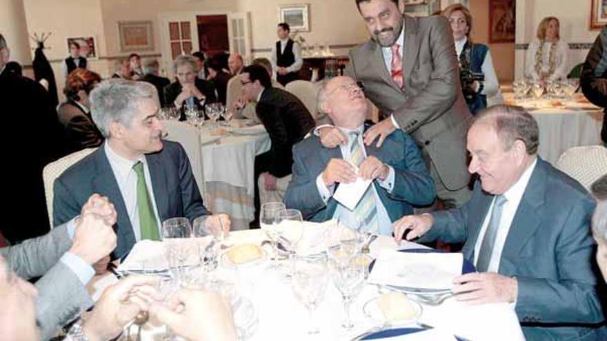 Jesús Paz saluda a Manuel Rodríguez, presidente de Rodman, acompañado de el ex delegado de Zona Franca, López Peña, y el propietario del grupo Nosa Terra, José Silveira.
